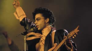 Prince joue de la guitare lors d'un concert