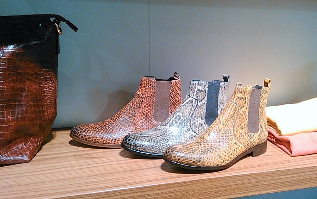 Chez BOCAGE, des boots Chelsea imprimés python, modèle KAY, 155 €